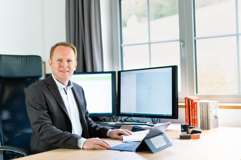 W. Strasser am Schreibtisch