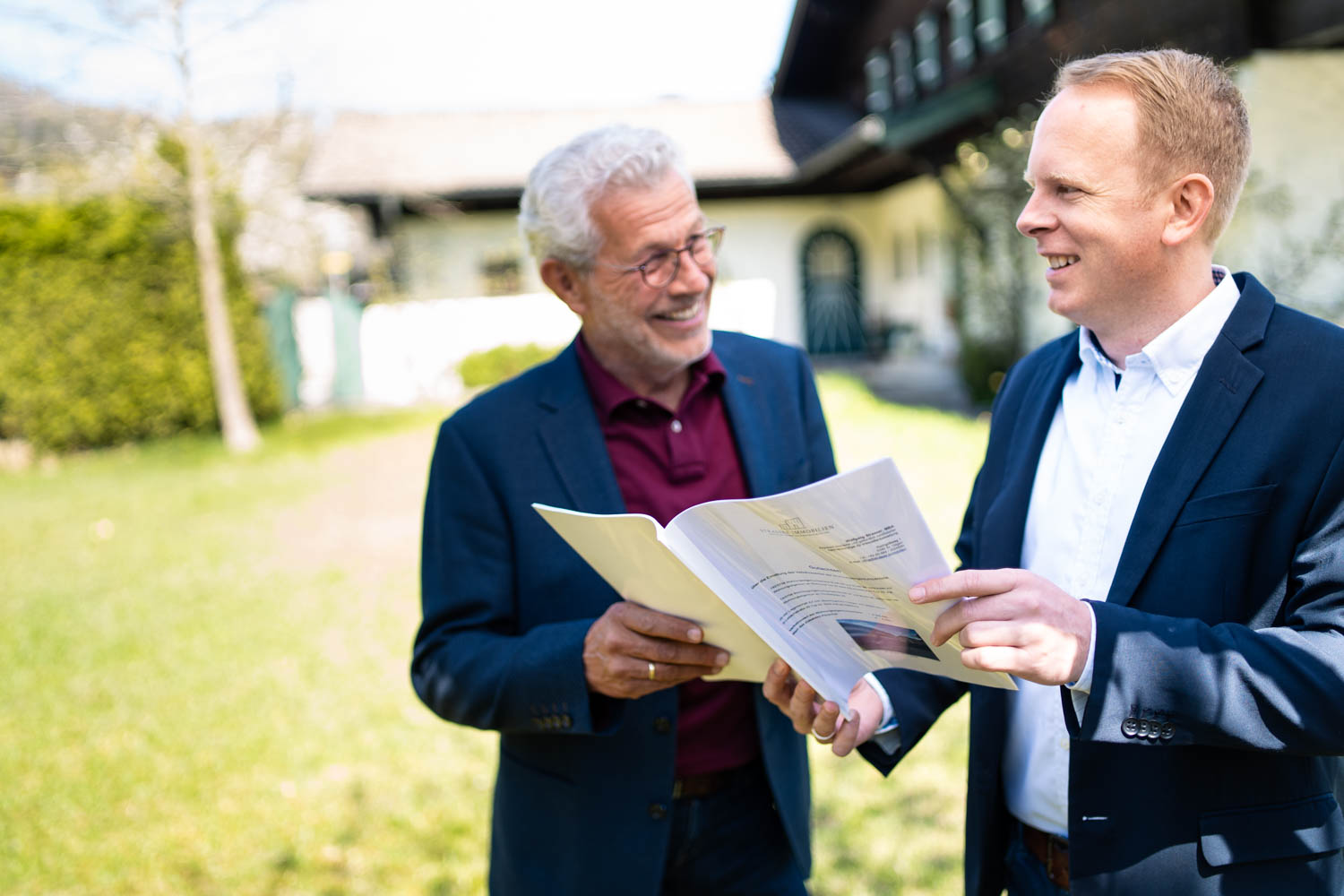 W. Strasser mit einem Kunden bei einder Beratung