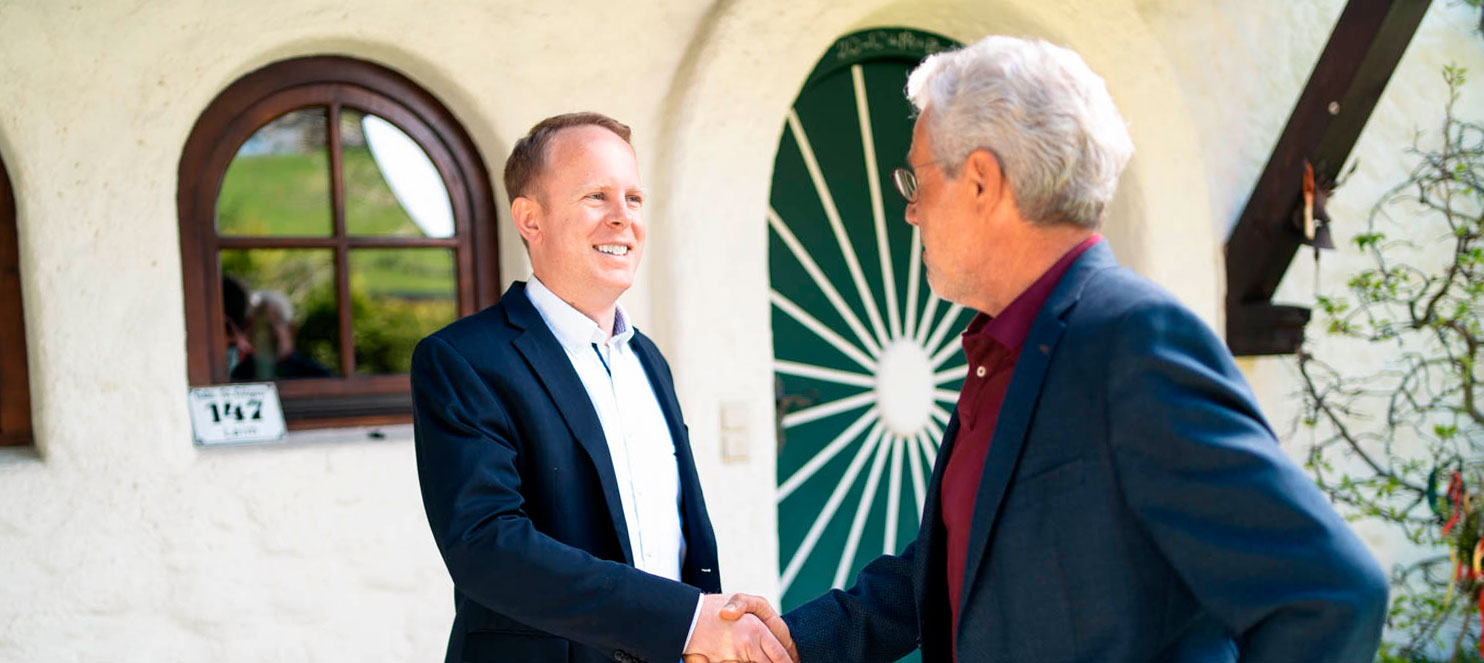 W. Strasser mit Kunden beim verabschieden.