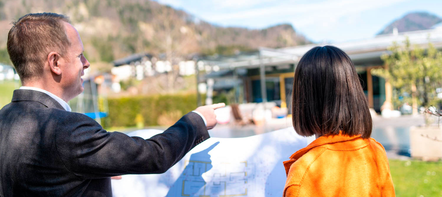 W. Strasser mit einer Kundin im Garten bei einer Bewertung