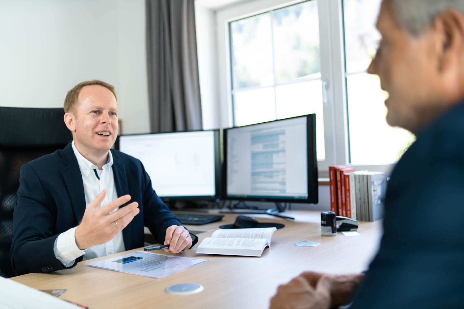 W.Strasser mit Kunden bei einer Besprechung